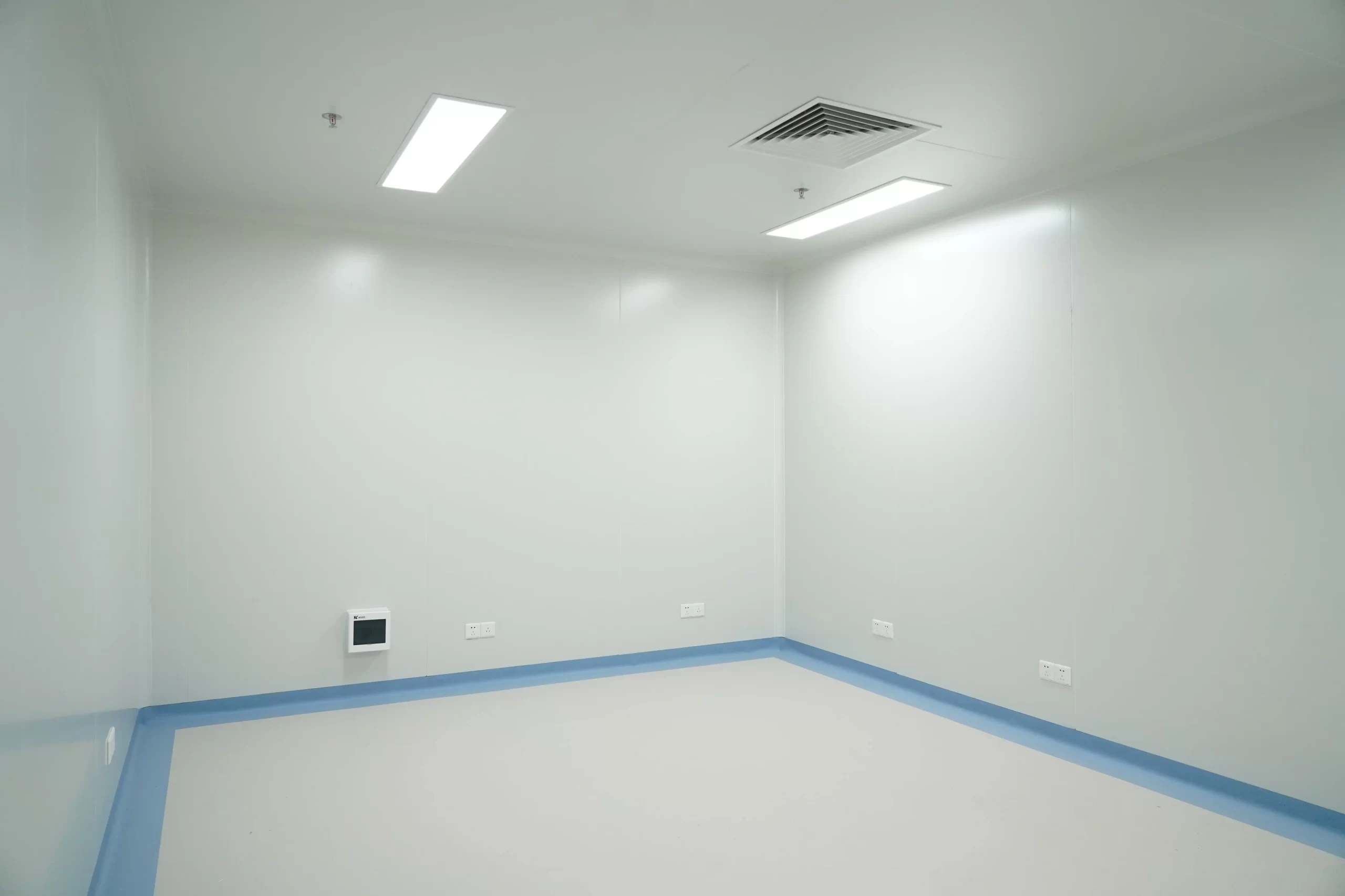 Shows a cleanroom fully installed with aluminum profiles. Features smooth walls, floor, and ceiling, meeting ISO 14644 - 1 standards. Demonstrates the clean, airtight environment achieved post - installation, highlighting structural stability.