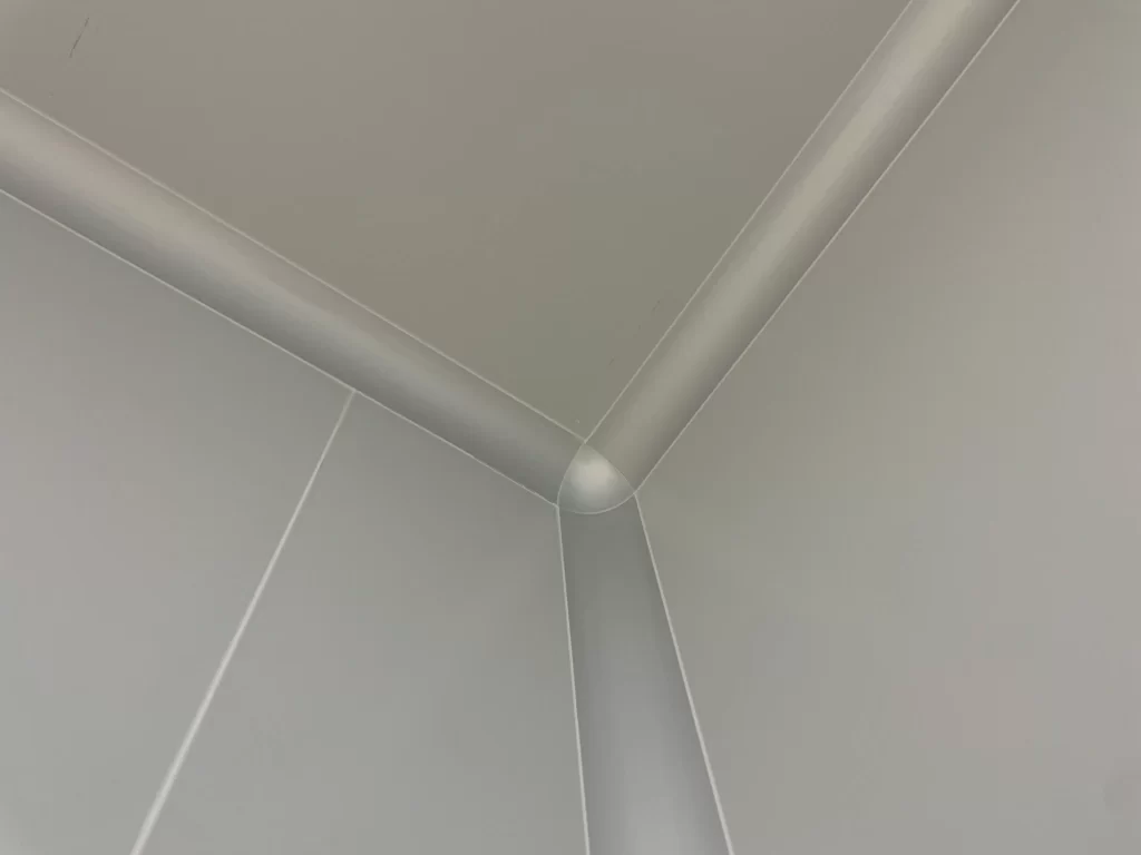 Focuses on the corner where aluminum profiles meet in a cleanroom. Profiles are tightly connected, straight, and gap - free. Verifies installation precision, frame squareness, and airtightness, ensuring compliance with cleanroom standards.