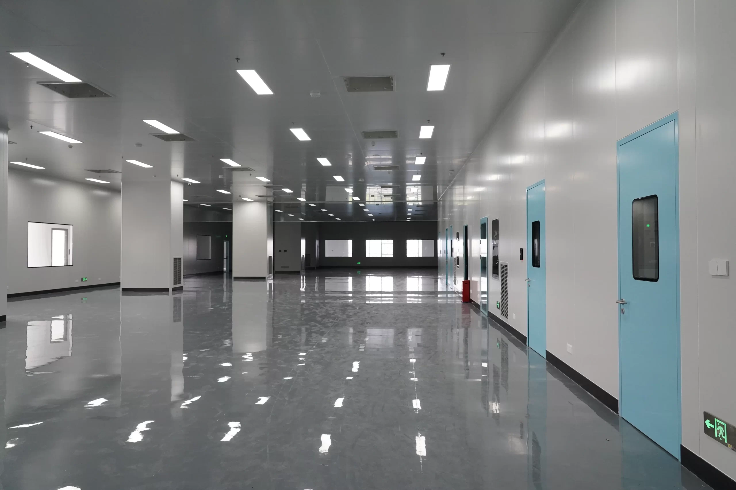 Spacious cleanroom interior showcasing uniform airflow distribution, compatible with laminar/turbulent flow diffusers for ISO - compliant particle control.