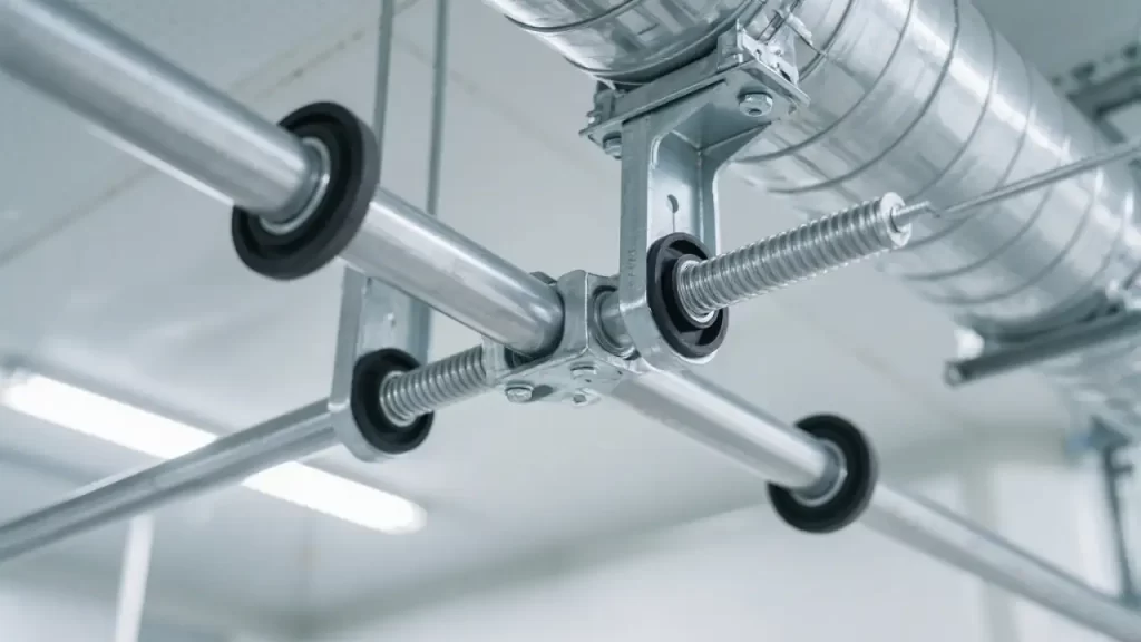 Realistic duct hanging scene: M8 aluminum hangers with neoprene dampers, Φ12 solid aluminum rods, expansion joints every 10m, lightweight structure for vibration resistance and thermal expansion compensation.